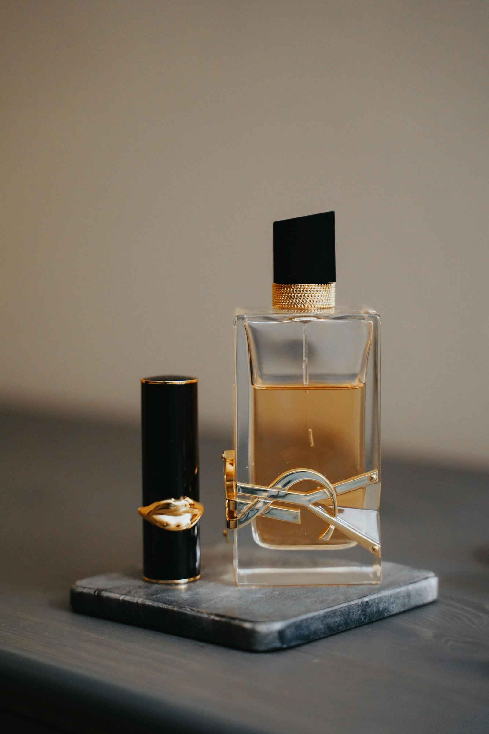 Batom e Perfume Irresistible - Galeria Isa