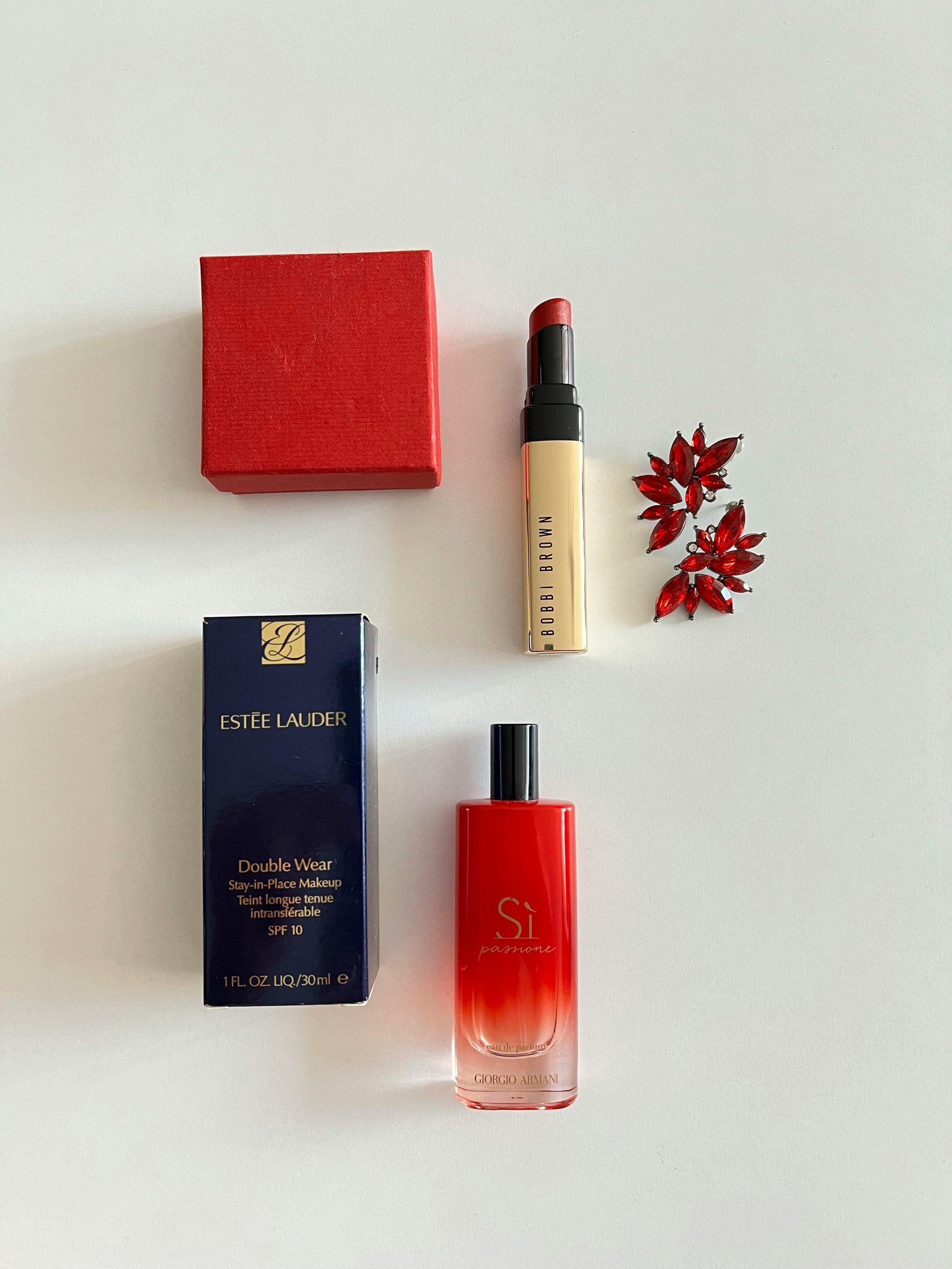Fragrâncias e Batom Minimalista - Galeria Isa